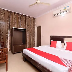 Hotel Oyo 24423 Royal Sohana